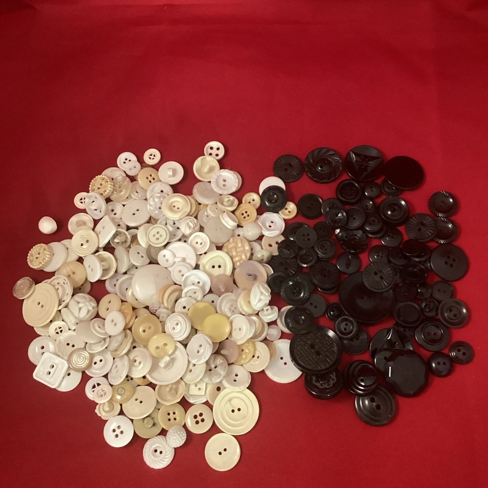 211 grams black and white some retro looking some older plastic buttons lot